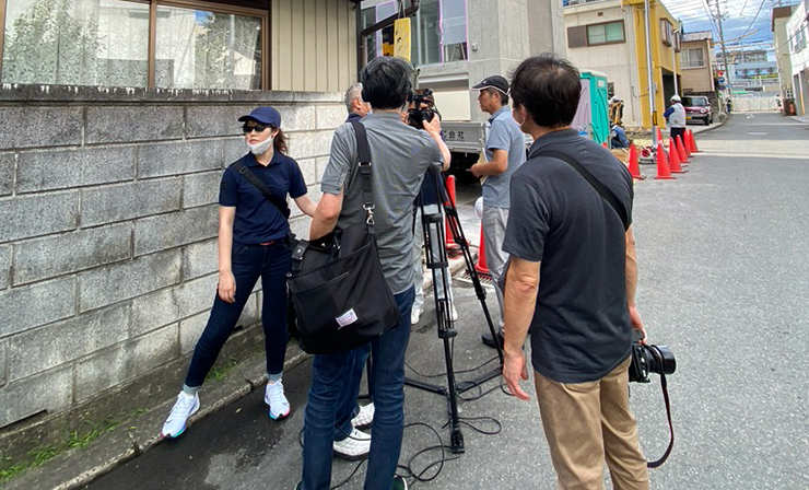 岩崎木材株式会社さまロケ現場でのスタッフの取材不敬